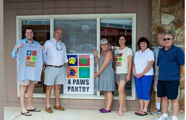 4 Paws Pantry Provides Food For Cats And Dogs In Need Catster