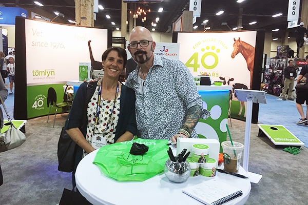 Meeting Jackson Galaxy at the Tomlyn booth!