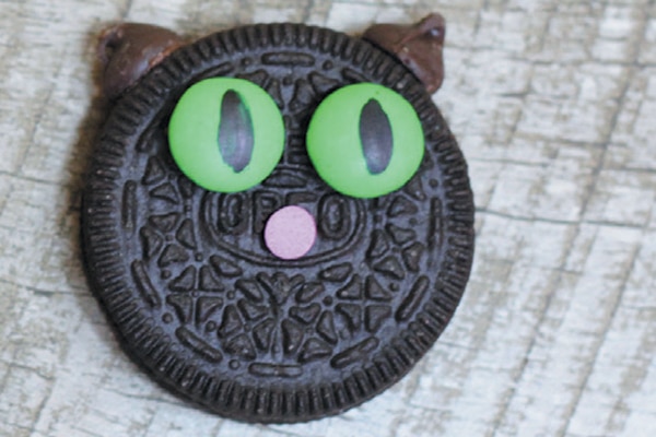 DIY Cat Oreo cookies.