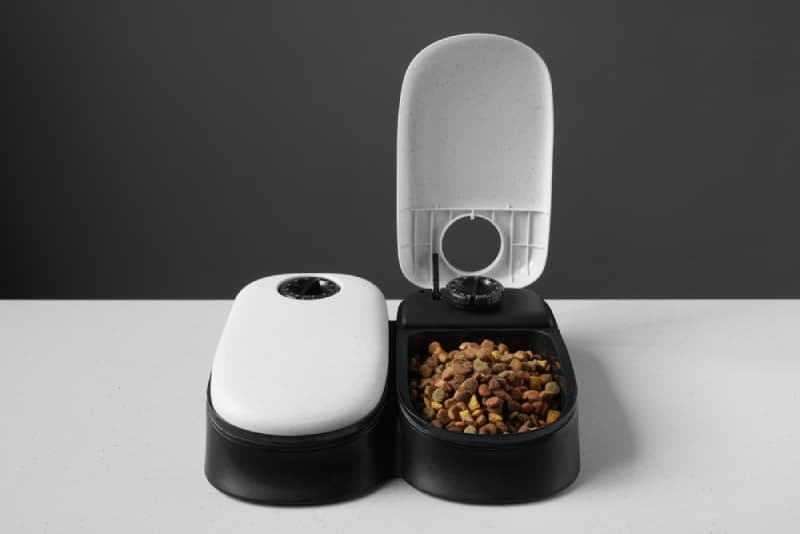 automatic cat food dispenser or pet feeder