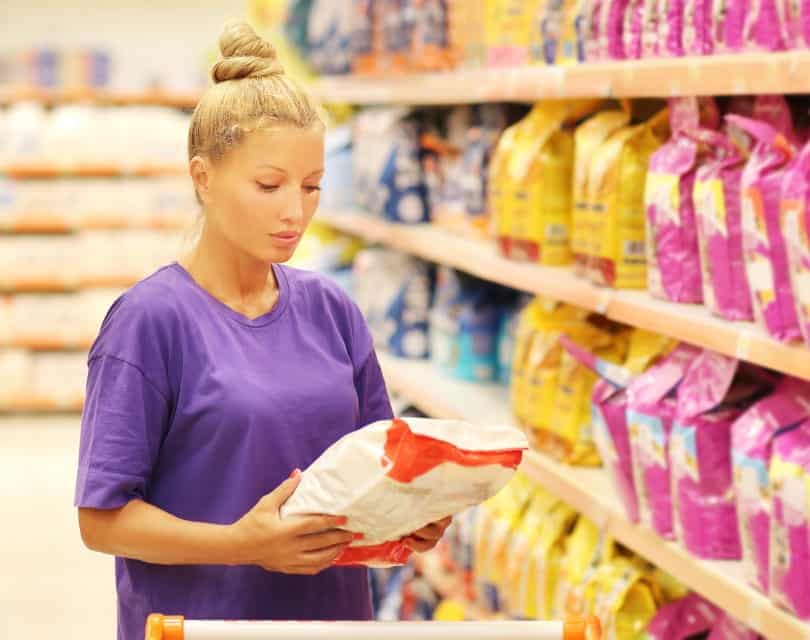 woman reading cat food label