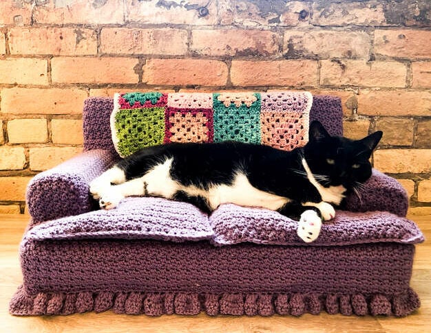 DIY Red Heart Crochet Kitty Couch O’Go