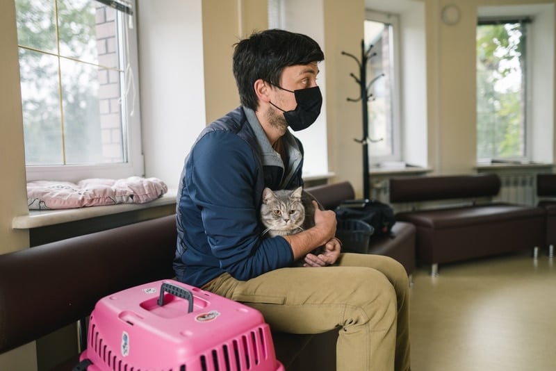 cat-owner-in-hotel-lobby