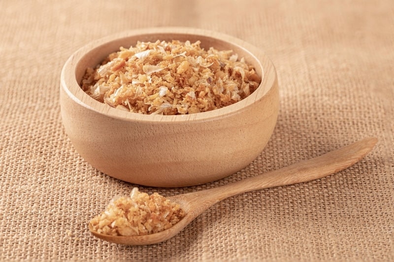 fried garlic in wooden bowl and spoon