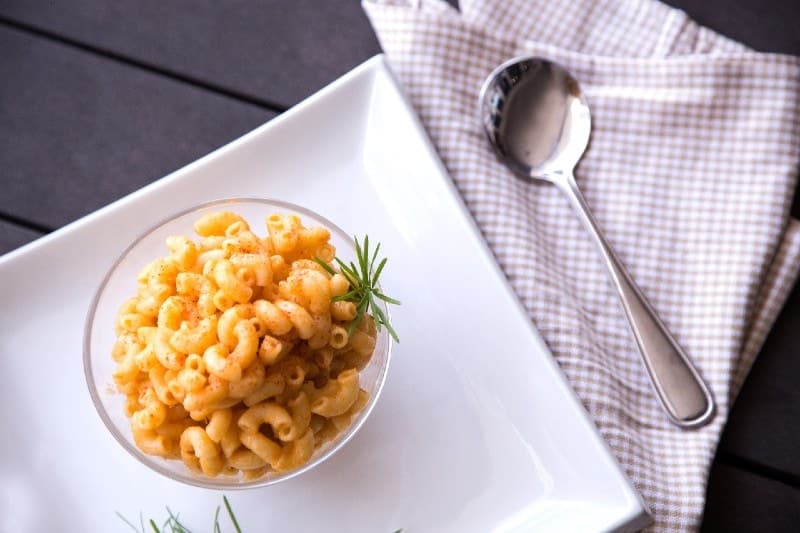 mac and cheese meal in a glass bowl