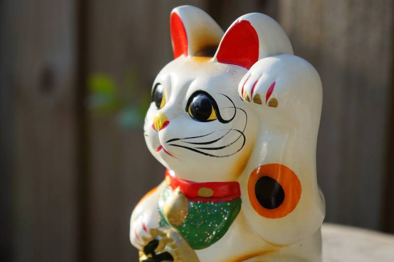 side view of a maneki neko