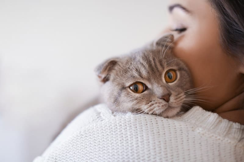young-woman-hugging-her-cat