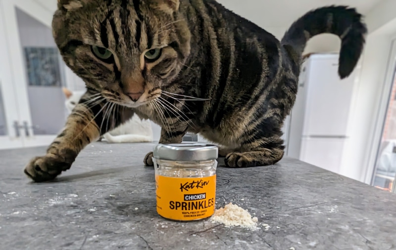 KatKin Fresh Cat Food - cyril and freeze-dried chicken sprinkles