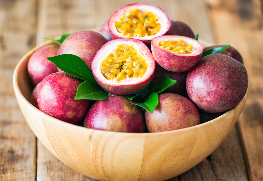 passion-fruit-on-wooden-bowl