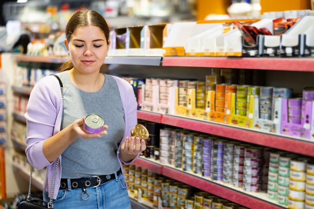 woman-choosing-canned-cat-food